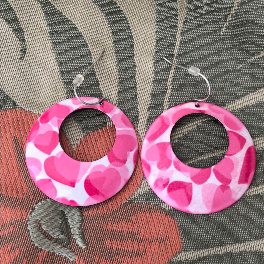🔴 5/$5 Pink heart dangle hoop earrings.